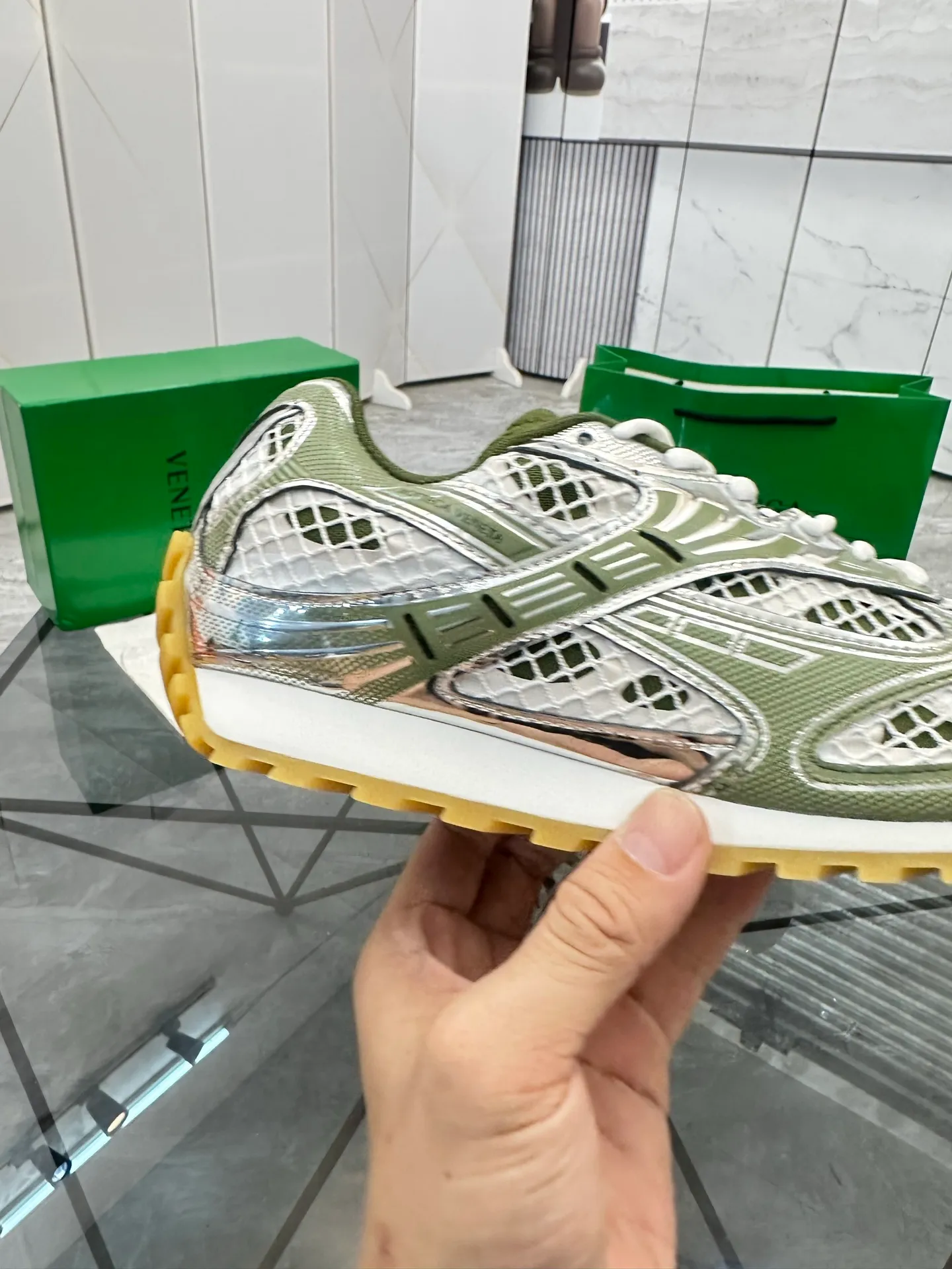 Factory men's shoes 💰: 620💰 (top version) BV Orbit sneakers Wang Yibo's same style couple's dad shoes Runner sneakers, made of lightweight technical mesh fabric. Matched with geometric pattern designed rubber outsole Wang Zha series high version Look for the package craftsmanship The actual height is much higher, but the legs are still slim. Very nice and playable and durable Matching to the standard 💯 Package shoe technology Look for the high version The outsole is made of color-blocked TPU outsole Women's model 35 36 37 38 39 40 41 (40 41 customized) Men's model 38 39 40 41 42 43 44 45. (Customized size 38 45.46) No. H345